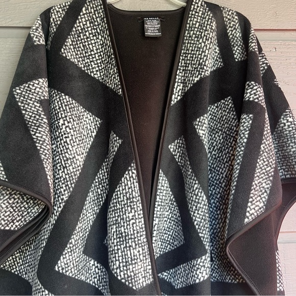 IKE BEHAR BLACK PONCHO OPEN FRONT SHAWL SWEATER CAPE ONE SIZE - Picture 9 of 10
